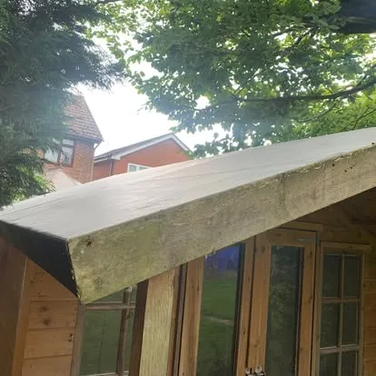 Close view of the finished EPDM roof edge on a garden building